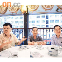 張志祥（左）與年長欄商曾先生（中）及巢先生（右）談到政府對果商支援不足，無不「頂住道氣」。