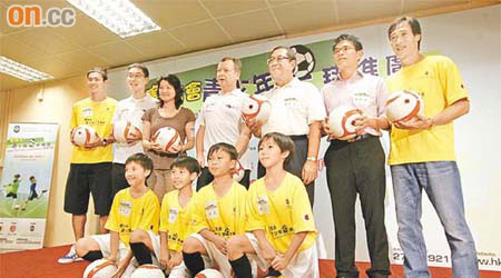 馬會與足球總會於今年七至十月將舉行「青少年足球推廣計劃」。	（高嘉業攝）