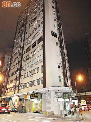 阮家輝於本月六日被發現在九龍城龍翔大廈寓所斃命。