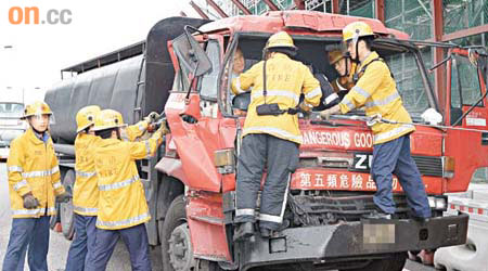 消防員拯救被夾困的運油車司機。（黃君堡攝）