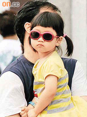 兒童外出佩戴太陽眼鏡，可保護雙眼免受傷。