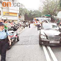 警方在房車撞傷男生現場調查。	（馬竟峰攝）