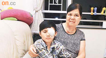 七歲男童去年九月到明愛醫院眼科求醫，因沒有攜帶身份證明，被要求先繳付七百元。