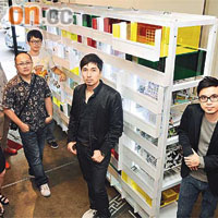 「有機建築」負責人鄧耀倫（右一）與一眾設計師籌辦展覽。