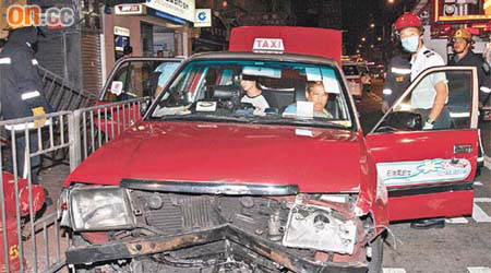 受傷司機及乘客在車內待援。