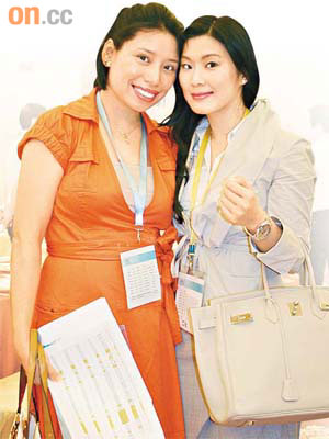 港協暨奧委會義務秘書長彭沖女兒彭芷君（左）及莊家蕙（右）首次參加訪問團。