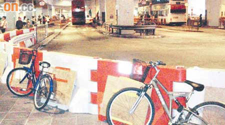 運輸署雖於新港城運輸交匯處設置水馬及圍板，但未能遏止單車違泊問題。