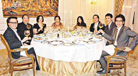 杜振源（左一）設宴慶祝贏馬及未來新抱生日，左二起：葉澍堃、葉太Nancy、杜太、Vivian、葉瀚林、葉瀚華及杜擴業。