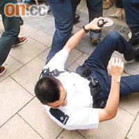 《城市論壇》亦發生衝突，警員被推撞倒地。