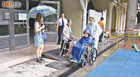 長者及殘疾人士下車後需步行近百米露天道路才到達復康機構，下雨時十分狼狽。