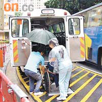 復康巴士只能停在距離復康機構近百米外的馬路，對殘疾人士造成不便。