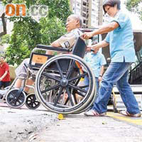 部分路面凹凸不平，使用輪椅人士途經時容易發生意外。	（袁志豪攝）