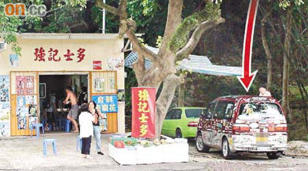 大樹枯枝塌下擊穿車頂（箭嘴示）。	（翁火攝）