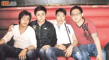 車禍中的死者許鑑輝（左二）和曹智勇（左三）月前與死黨外出慶祝生日。