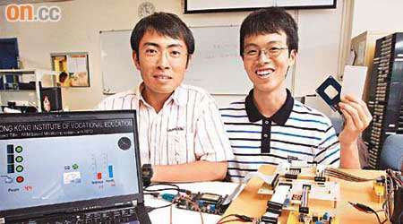 洪錦銓（左）及羅志輝（右）發明的環保節能及室內監察系統一物多用。