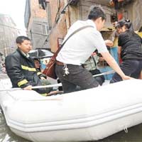 江西南昌遭暴雨襲擊，居民要乘坐橡皮艇逃生。