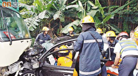 私家車與小巴「激吻」，車頭爛如廢鐵。	（吳建明攝）