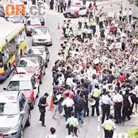 遊行隊伍阻塞皇后大道中，引起嚴重交通擠塞。