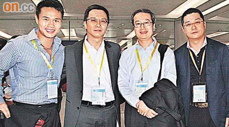 青年企業家訪問天津，常務副團長阿Ken（左一）攞住行李跟大隊上天津。左二起：曾智雄、中聯辦青年部副部長李薊貽、曾智明。