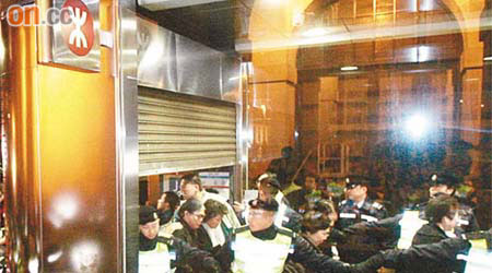 高鐵事件中鄭汝樺用作「逃生」的港鐵出口，今日會再度封閉供議員及官員使用。