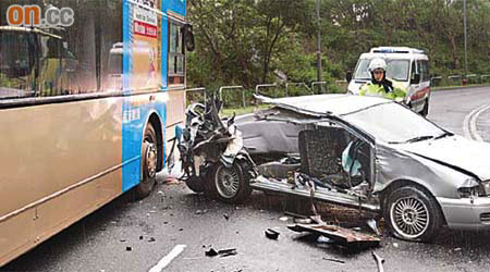 私家車的車身被旅遊巴撞至整幅劏開。（胡德威攝）