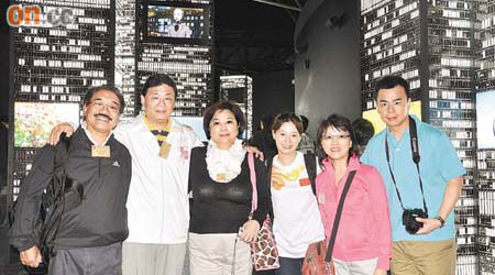 胡曉明（左二）率領逾百名「專資會」成員暢遊上海世博，左三為胡曉明太太。	（胡曉明提供圖片）