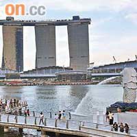 新加坡政府經濟發展策略進取，競爭力勝香港。