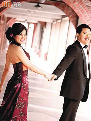 黃宜弘三仔黃群恩與女友吳啟華今日結婚，喺洲際大酒店大排筵席。	（被訪者提供圖片）