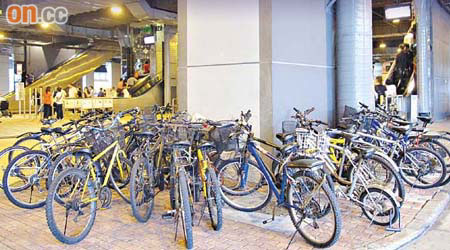 沙 田<BR>沙田新城市廣場交通交匯處石壆被單車佔據。