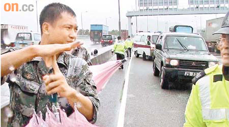 軍車停在現場，穿制服軍人在現場助查。	（吳欽旺攝）