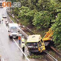 貨櫃車剷落山坡，險衝入馬路。