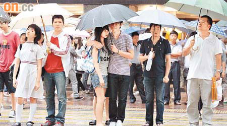 天文台昨清晨發出黃色暴雨警告，多個地區錄得超過一百毫米雨量。