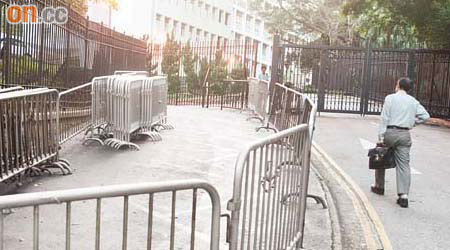 中區政府總部門外放置了大批警方鐵欄，準備今日使用。