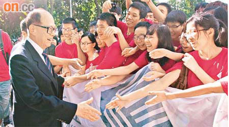 李嘉誠抵達汕頭大學時受到學生熱烈歡迎。