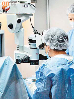 醫生須準確計算白內障病人植入人工晶體後的屈光度數，才選擇合適晶體為病人做手術。	（資料圖片）
