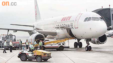 港龍上周五飛往台北的客機延飛並發生「人肉蒸籠」事件。	（資料圖片）