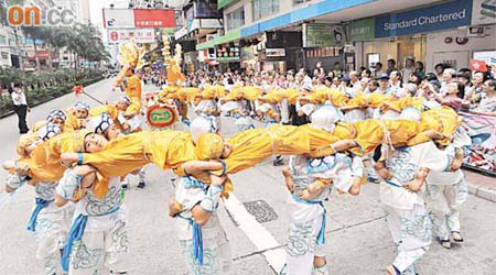 湛江團體表演人龍舞，難度甚高。