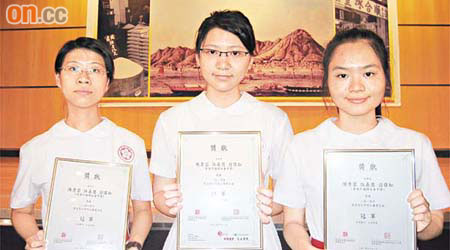 伍嘉慧、翁偉虹及陳秀雲（由左至右）奪得「歷史照片研究比賽」學生組冠軍。