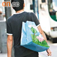 不少港人喜愛攜帶環保袋外出購物。