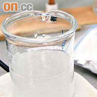 將過濾過的溶液調校適當酸鹼度，然後加熱。
