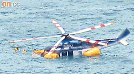 直升機急降海面，乘客倉皇游離飛機。（讀者提供）