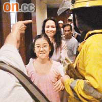 消防員救出被困的市民。
