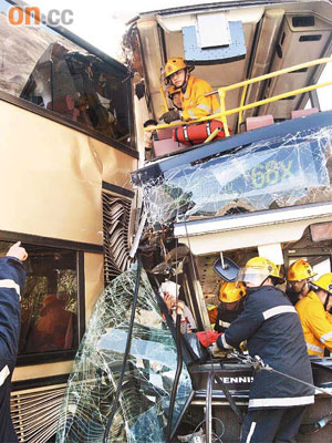 消防員拯救被困車長和上層乘客。（曾紹良攝）