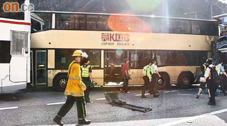 三車「串燒」，中間的巴士撞至車身打斜，再撼前車。