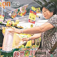 有環團發現不少超市提供的平口保鮮袋，任顧客使用。