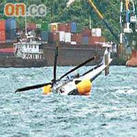 前日一架穿梭港澳的直升機墜下維港，幸機上十一名乘客及二名機師全部獲救。