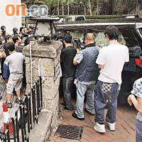 梁廷鏘乘車返抵住所時，被大批記者包圍採訪。