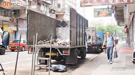 回收店外地面沾有污漬，行人道及馬路亦被人放置雜物。