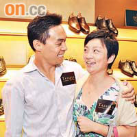 袁正文（左）有份投資鞋店，太太周智琪榮升鞋店老闆娘，笑逐顏開。