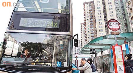 在炎夏，大部分乘客均選擇乘搭「冷氣巴士」。